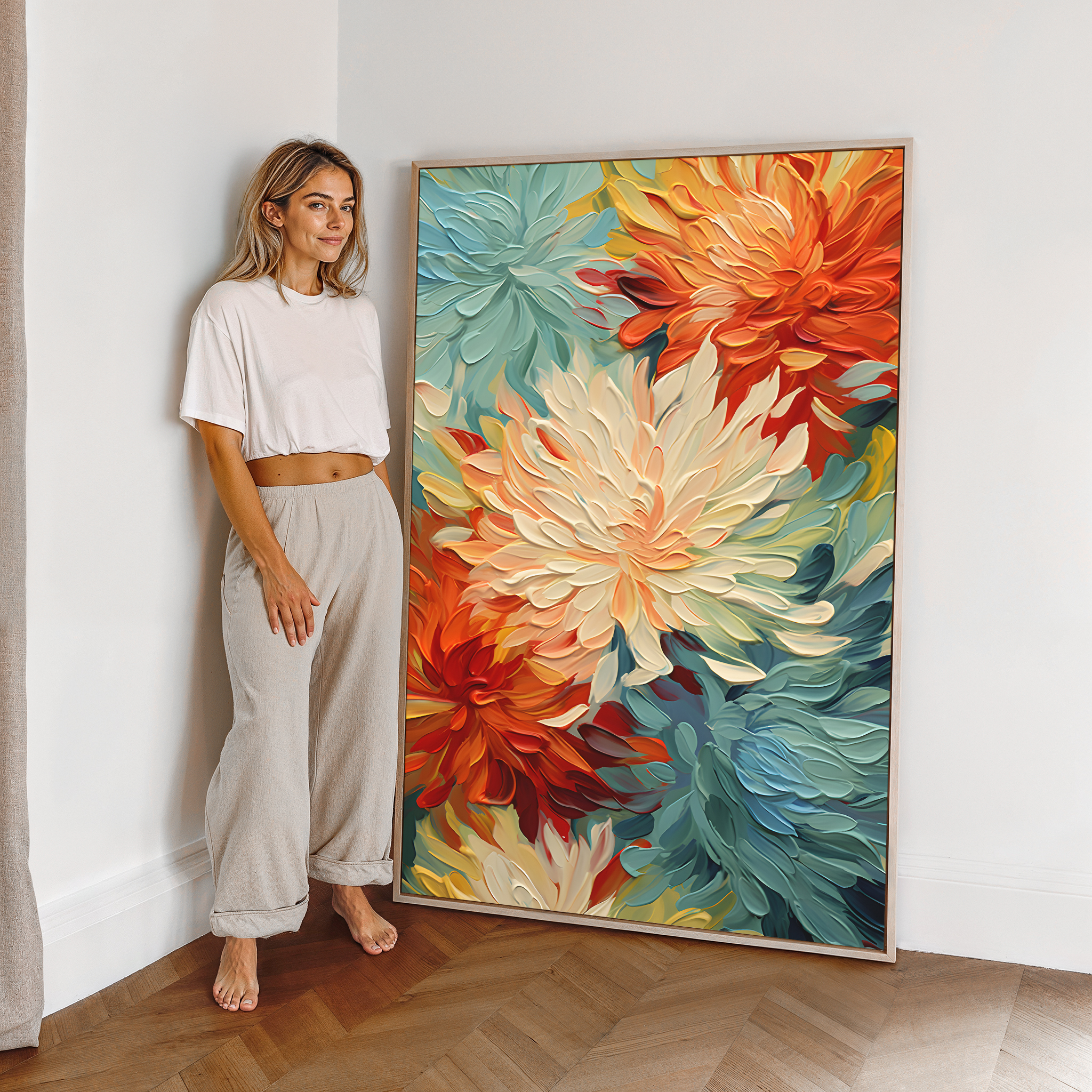 Mulher ao lado de quadro colorido com flores abstratas