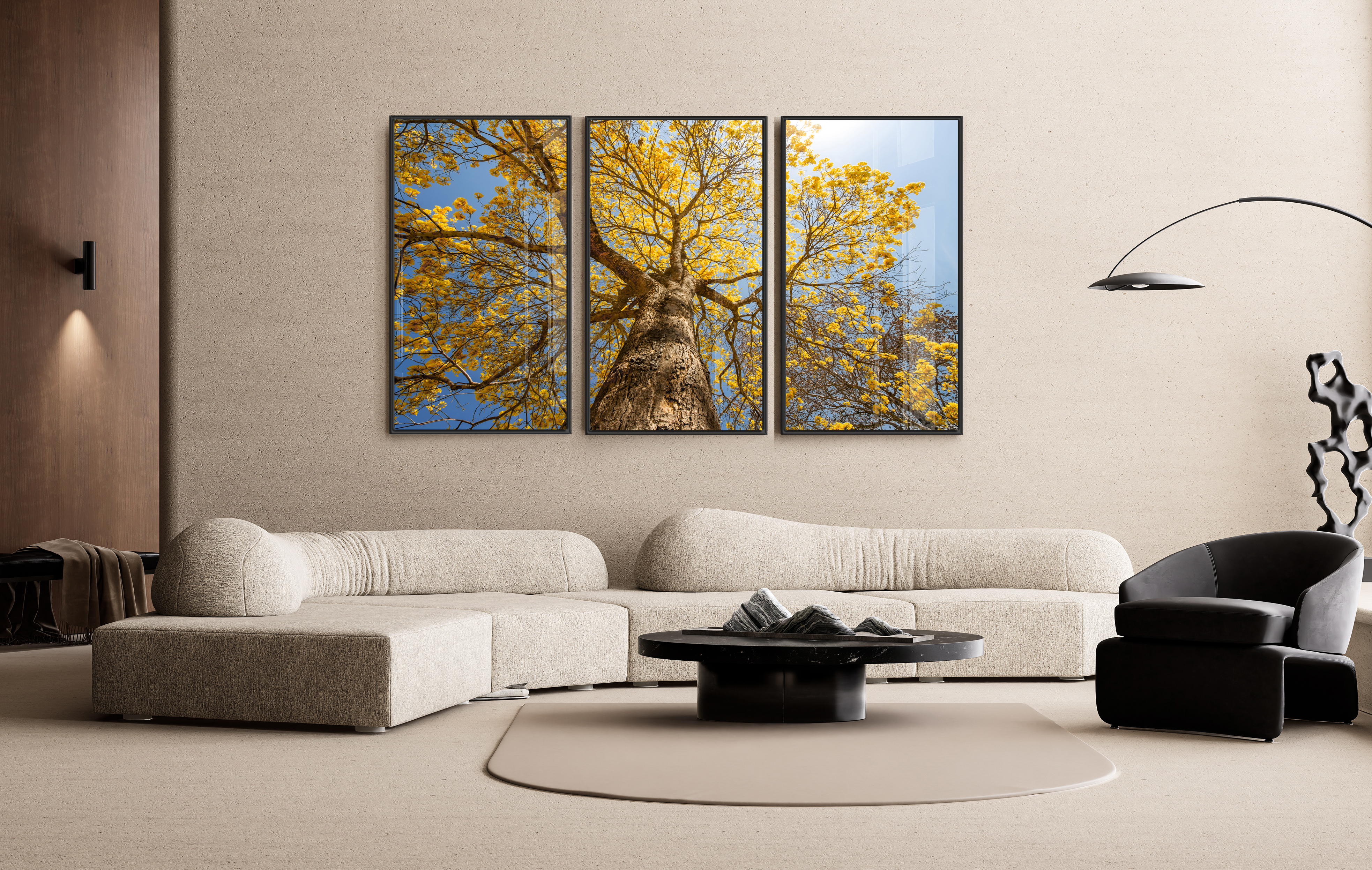 Sala de estar com sofá bege e quadros abstratos